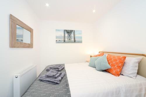 Luxury 3 Bed Apartment- Large Balcony With Seaviews