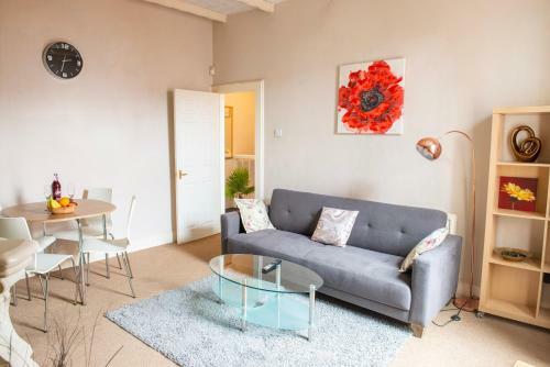 Delightful Central, Seaside Apartment-with Free Parking
