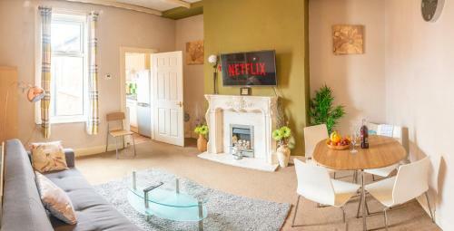 Delightful Central, Seaside Apartment-with Free Parking