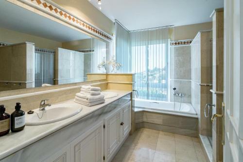 Lac- Spacious Apartment With Spectacular Views