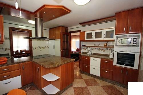 Amplio Chalet Independiente, Con Jard�n Y Piscina Propia