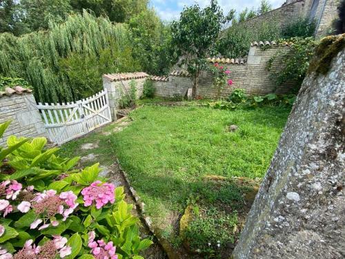 Une Mara�chine En Bord de Conche Avec Barque Sans Linge de Maison