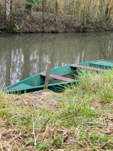 Une Mara�chine En Bord de Conche Avec Barque Sans Linge de Maison