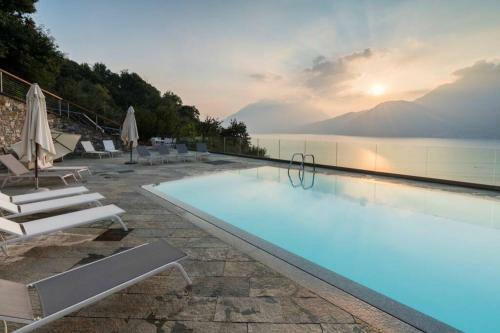 Beautiful Poolside And Stunning Lake View Gardenia