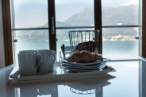 Beautiful Poolside And Stunning Lake View Gardenia