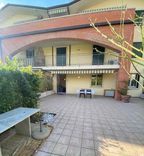 Delightful 2 Bedrooms Apartment With Patio.