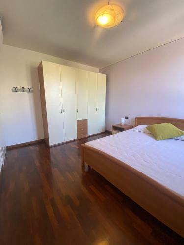 Delightful 2 Bedrooms Apartment With Patio.