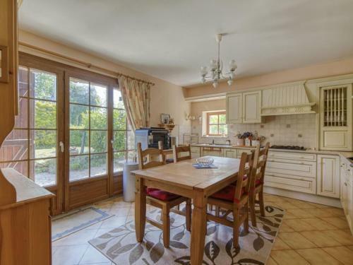 Enticing Holiday Home In Berigny With Swimming Pool