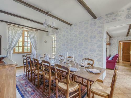Enticing Holiday Home In Berigny With Swimming Pool