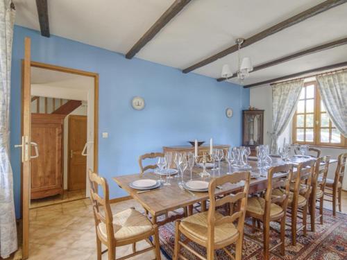Enticing Holiday Home In Berigny With Swimming Pool