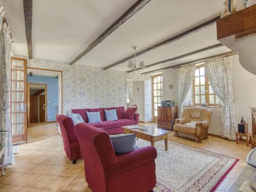 Enticing Holiday Home In Berigny With Swimming Pool