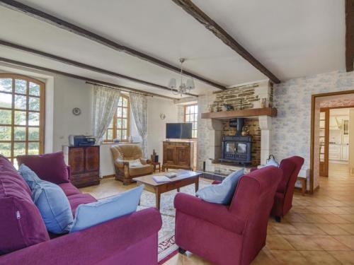 Enticing Holiday Home In Berigny With Swimming Pool