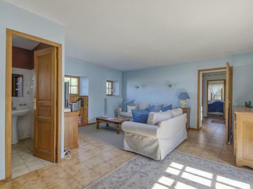 Enticing Holiday Home In Berigny With Swimming Pool