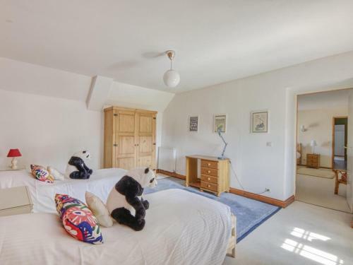 Enticing Holiday Home In Berigny With Swimming Pool