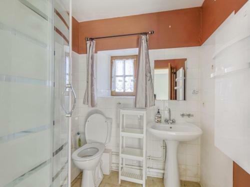 Enticing Holiday Home In Berigny With Swimming Pool
