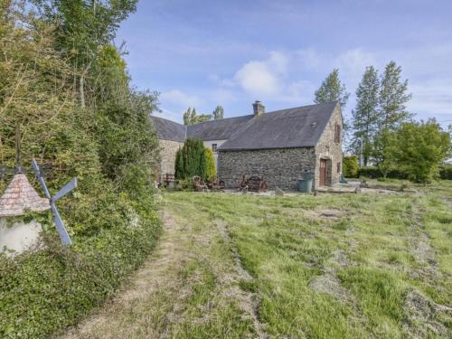 Enticing Holiday Home In Berigny With Swimming Pool