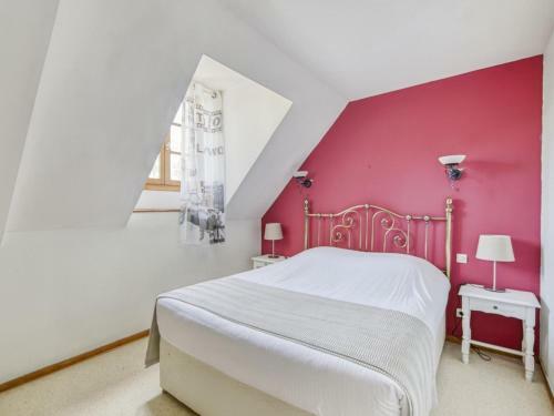 Enticing Holiday Home In Berigny With Swimming Pool