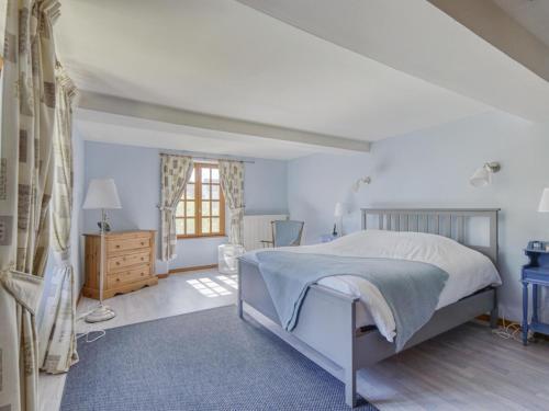 Enticing Holiday Home In Berigny With Swimming Pool