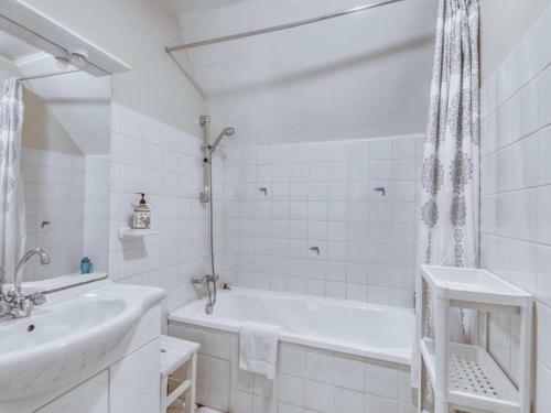 Enticing Holiday Home In Berigny With Swimming Pool