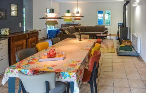 Awesome Home In Berlou With 2 Bedrooms