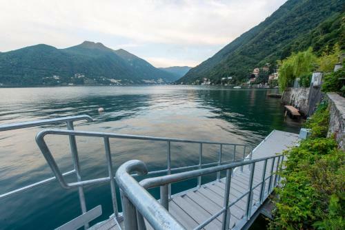 Villa La Filanda -pieds Dans L'eau On Lake Como-
