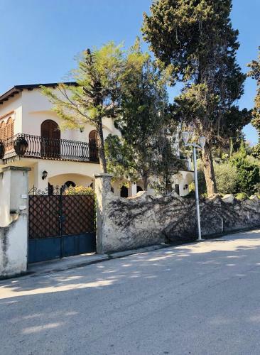 Villa Luigina - Seafront Villa In Capo D'orlando