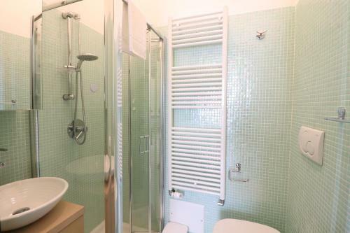 Hostal Room In Bb - Triple Superior Red Orange