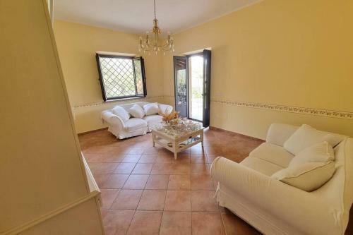 Casa In 8 Ettari Di Campagna, A 20' Dal Mare