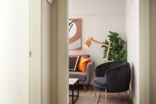 Apartamento Sunlit 2-bed Unit On Main Dining And Shopping Strip