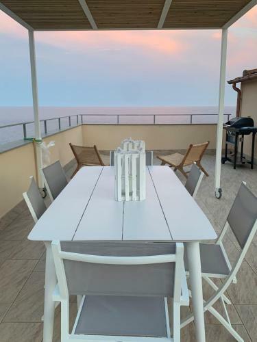 Incanto Sul Mare Con Enorme Terrazza E Piscina
