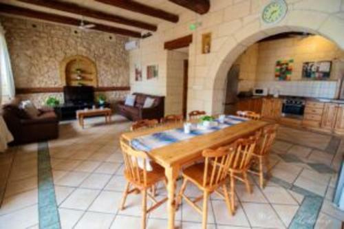 5 Bedrooms Villa With Terrace At IX Xaghra Gozo