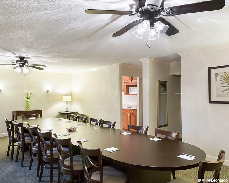 Hotel Clarion Inn & Suites Conference Center
