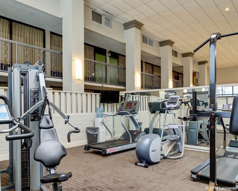 Hotel Clarion Inn & Suites Conference Center