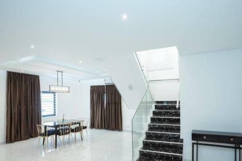 A Prampram 4 Bed Room House With Swimming Pool Gh.