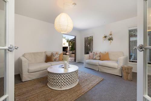 Mediterranean Villa Close To Papamoa Beach With Spa Pool
