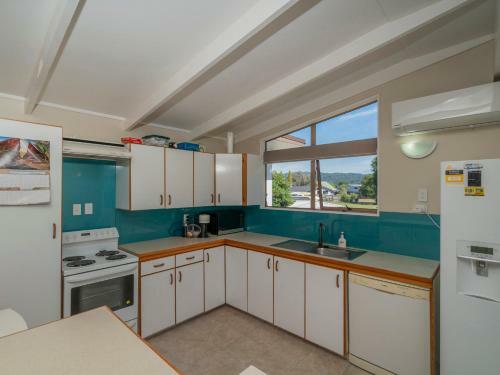 Sandcastles And Sunshine - Pauanui Holiday Home