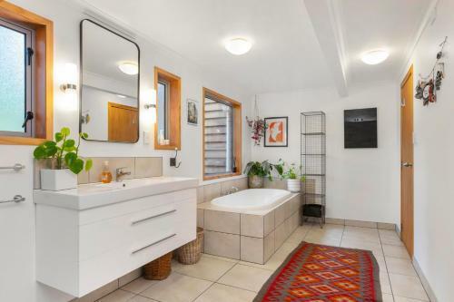 Tui Song Lodge - Raglan Holiday Home