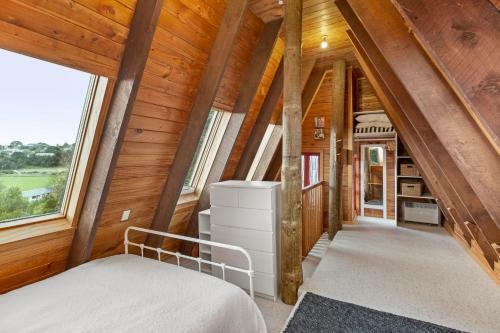 Tui Song Lodge - Raglan Holiday Home