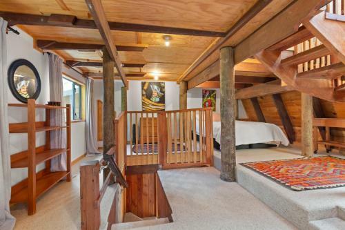 Tui Song Lodge - Raglan Holiday Home