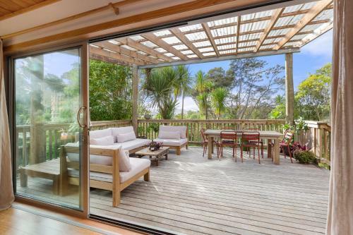 Tui Song Lodge - Raglan Holiday Home