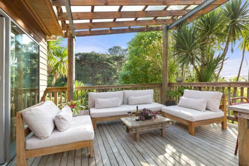 Tui Song Lodge - Raglan Holiday Home