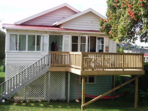Kiwi Bach W/ Harbour View, Walk To Town + Sleeps 8