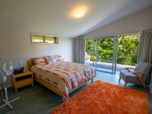Golden Paradise - Rangihaeata Holiday Home