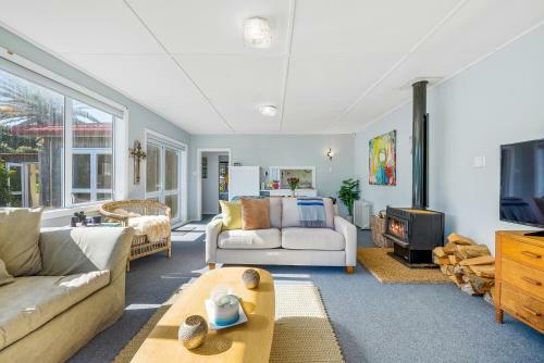 Relax On Rodney - Te Horo Beach Holiday Home