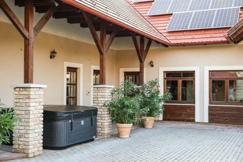 Hostal Szarvas Apartman - Jakuzzis Vend�gh�z M�ny