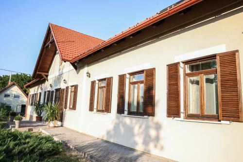 Hostal Szarvas Apartman - Jakuzzis Vend�gh�z M�ny
