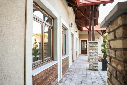 Hostal Szarvas Apartman - Jakuzzis Vend�gh�z M�ny