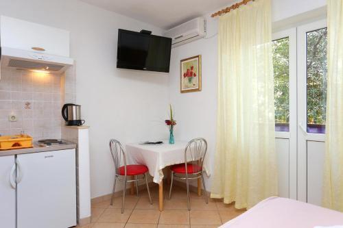 Apartments With A Parking Space Makarska - 16450
