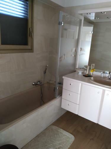 Nice Apartment With Sea View And Swimming Pool