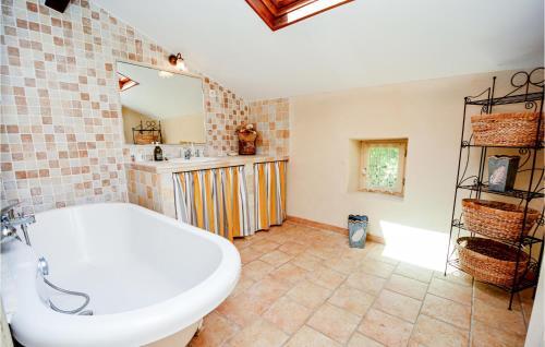Four-bedroom Holiday Home In Uzes